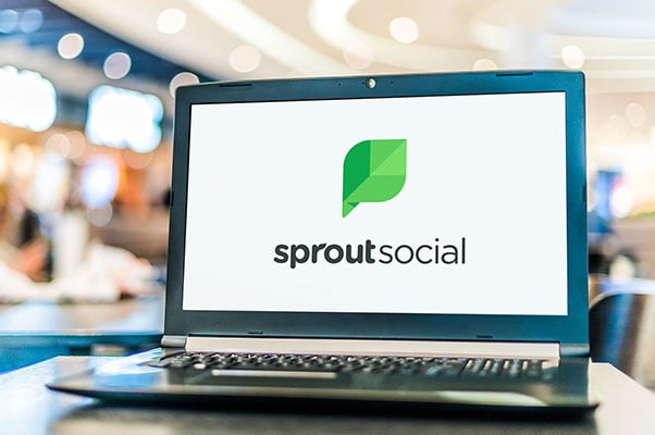 Computadora_portatil_mostrando_logotipo_de_sprout_social