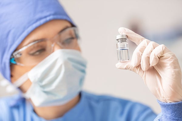 Tecnico_de_laboratorio_con_ampolleta_de_vacuna_contra_el_virus
