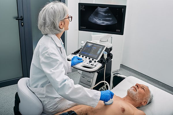 examen-de-ultrasonido-cardiaco-para-un-anciano-con-un-especialista